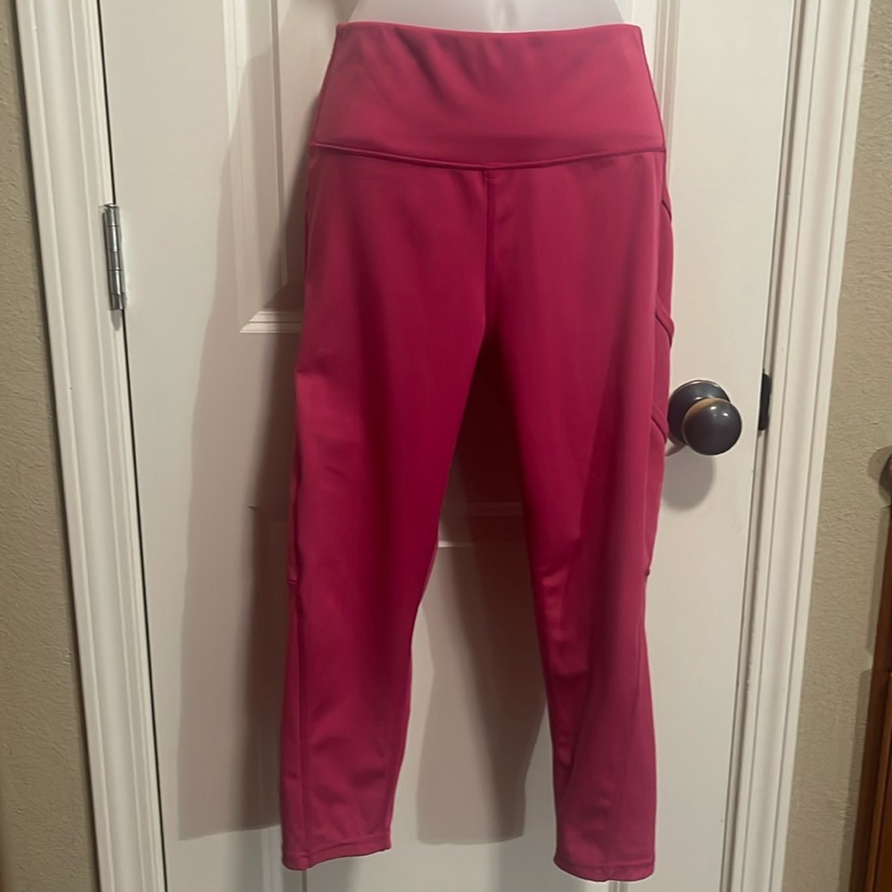 Pink 3/4 leg leggings with 3 side pockets size XL